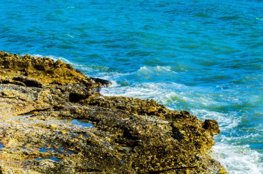 Mavi yaz dalgası ve kayaları ile şaşırtıcı deniz, rahatlatıcı kaya ve su manzarası, doğa