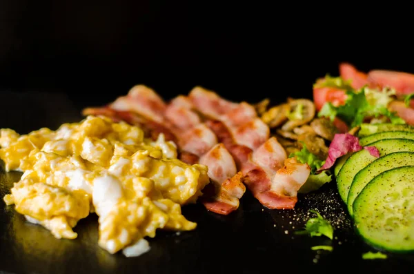 炒鸡蛋配培根 蘑菇配沙拉 西红柿和黄瓜 早餐套餐 — 图库照片