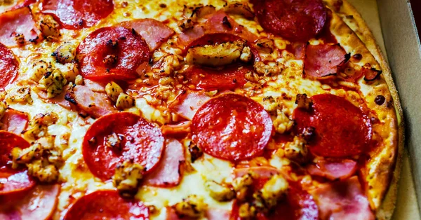 Vynikající Pizza Kartonu Dodána Svého Domova Speciálním Balení Rychlé Občerstvení — Stock fotografie