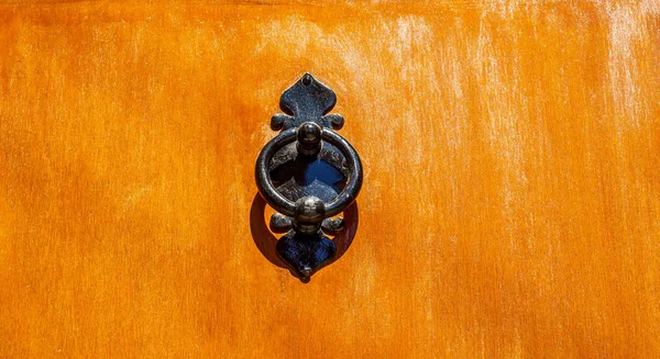 Puerta Con Aldaba Latón Forma Decoración Hermosa Entrada Casa Decoración —  Fotos de Stock