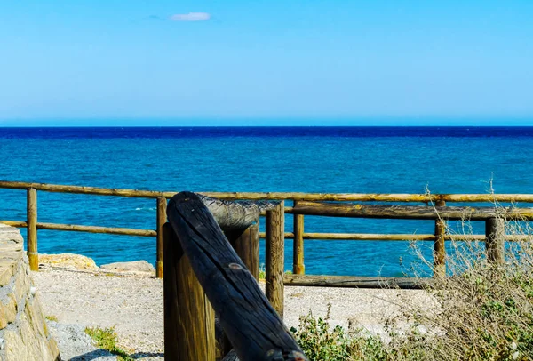 High Cliff Sea Wooden Barrier Summer Sea Background Many Splashing — Stock Photo, Image