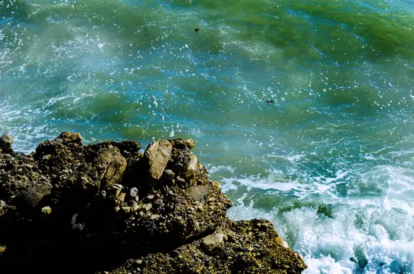 Increíble Mar Con Olas Azules Verano Rocas Relajante Vista Las — Foto de Stock