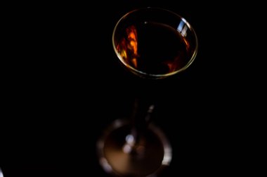 Alkollü içki barmen, gece hayatı tarafından hazırlanan uzun bir bardak likör yenileniyor