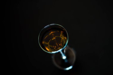 Alkollü içki barmen, gece hayatı tarafından hazırlanan uzun bir bardak likör yenileniyor