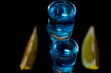 Popüler içecek votka, blue curacao ve limon suyu, serinletici içecek, gece parti dayalı kamikaze vurdu