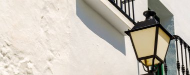 İspanyol street, dekor geleneksel sokak mimarisinin karakteristik unsuru aydınlatıcı eski şık sokak lambası