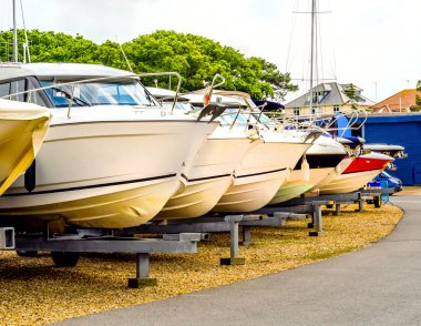 Stand, sahilde tekne yat, lüks gemi, bakım ve park yeri tekne, deniz sanayi adına yakın