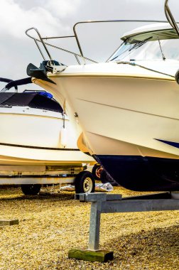 Stand, sahilde tekne yat, lüks gemi, bakım ve park yeri tekne, deniz sanayi adına yakın