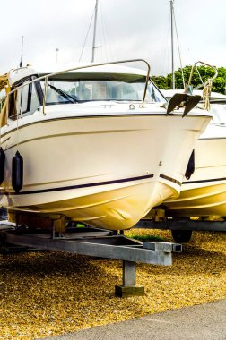 Stand, sahilde tekne yat, lüks gemi, bakım ve park yeri tekne, deniz sanayi adına yakın