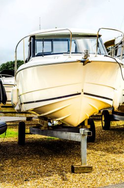 Stand, sahilde tekne yat, lüks gemi, bakım ve park yeri tekne, deniz sanayi adına yakın