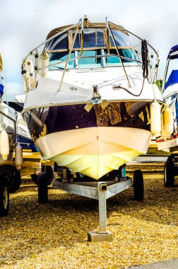 Stand, sahilde tekne yat, lüks gemi, bakım ve park yeri tekne, deniz sanayi adına yakın