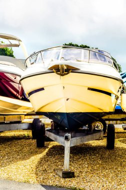 Stand, sahilde tekne yat, lüks gemi, bakım ve park yeri tekne, deniz sanayi adına yakın