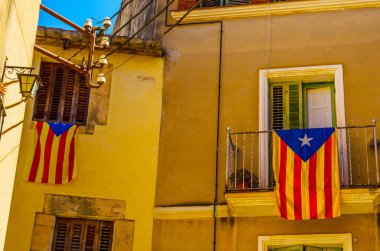 Metal korkuluk, sağlam mimari öğesi, dinlenme ve rahatlama, vintage dekor, balkon bir mekan olan şık balkon