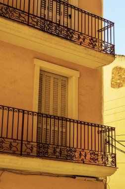 Metal korkuluk, sağlam mimari öğesi, dinlenme ve rahatlama, vintage dekor, balkon bir mekan olan şık balkon