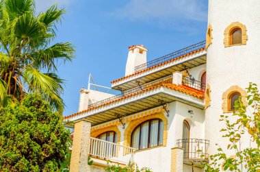 Metal korkuluk, sağlam mimari öğesi, dinlenme ve rahatlama, vintage dekor, balkon bir mekan olan şık balkon