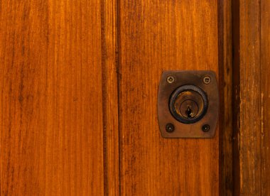 Kapısında ilginç bir desen olan eski kilidi kapat. Ev güvenliği, klasik.