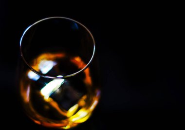 Bir bardak buz küpleri, altın rengi viski, özel içecek ile İskoç viski