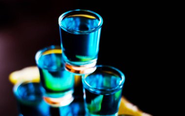 Popüler içecek votka, blue curacao ve limon suyu, serinletici içecek, gece parti dayalı kamikaze vurdu