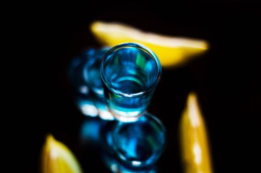 Popüler içecek votka, blue curacao ve limon suyu, serinletici içecek, gece parti dayalı kamikaze vurdu