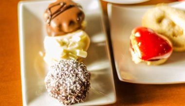 farklı farklı soslar, tatlı snack, şeker ile el yapımı tatlılar