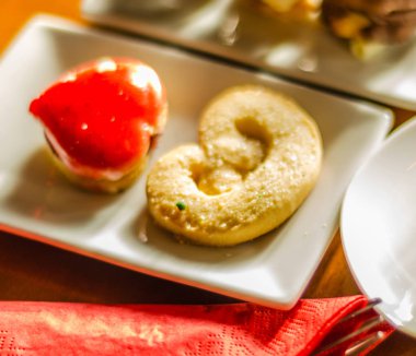 farklı farklı soslar, tatlı snack, şeker ile el yapımı tatlılar