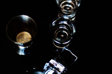 Gözlüklü bir siyah arka plan, soğuk içecek, gece hayatı üzerinde geleneksel saf votka