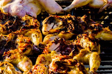 et ve sosis farklı büyük bir ızgarada pişirme sırasında yığılmış büyük ızgara