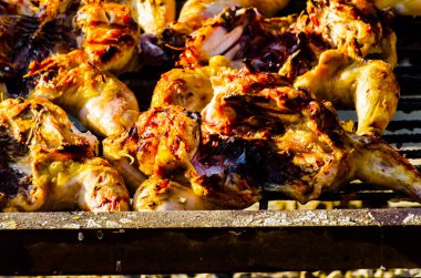 et ve sosis farklı büyük bir ızgarada pişirme sırasında yığılmış büyük ızgara