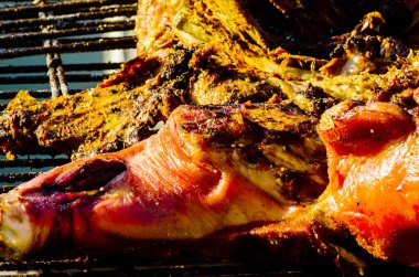 et ve sosis farklı büyük bir ızgarada pişirme sırasında yığılmış büyük ızgara