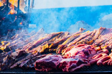 et ve sosis farklı büyük bir ızgarada pişirme sırasında yığılmış büyük ızgara