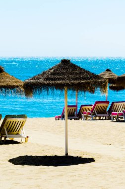 Güzel kumsalı ile palmiye ağacı şemsiye ve mavi deniz, tatil