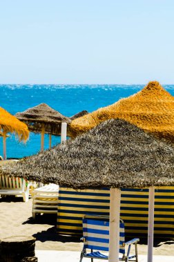 Güzel kumsalı ile palmiye ağacı şemsiye ve mavi deniz, tatil