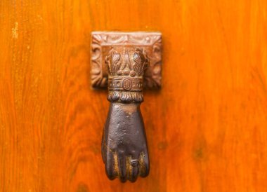 Pirinç kapı, el şeklinde kapı, evin güzel girişi, klasik dekorasyon.