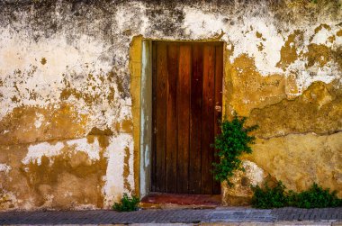 İlginç doku, mimari yapı, vintage tarzı, giriş kapısına ilginç, unsuru ile eski kapı