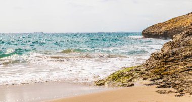 Deniz, yaz deniz arka plan, çoğu sıçramasına dalgalar ve taş, güneşli gün yukarıda yüksek uçurum