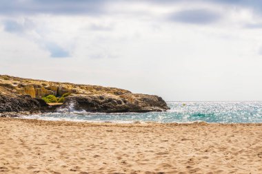 Deniz, yaz deniz arka plan, çoğu sıçramasına dalgalar ve taş, güneşli gün yukarıda yüksek uçurum