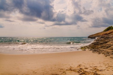 Deniz, yaz deniz arka plan, çoğu sıçramasına dalgalar ve taş, güneşli gün yukarıda yüksek uçurum