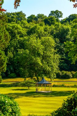 Güzel park antik tarzda dinlenme kaideleri, güzel bitkiler üzerinde taş süslemeler yer