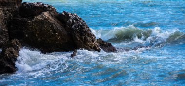 Mavi yaz dalgası ve kayaları ile şaşırtıcı deniz, rahatlatıcı kaya ve su manzarası, doğa
