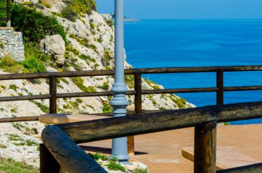 deniz kıyısında ahşap mesire bir uçurum rock Rincon de la yer Victoria, Costa del Sol, Andalucja, İspanya