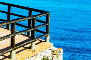 deniz kıyısında ahşap mesire bir uçurum rock Rincon de la yer Victoria, Costa del Sol, Andalucja, İspanya