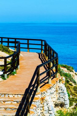 deniz kıyısında ahşap mesire bir uçurum rock Rincon de la yer Victoria, Costa del Sol, Andalucja, İspanya