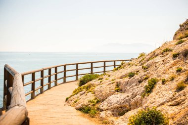 deniz kıyısında ahşap mesire bir uçurum rock Rincon de la yer Victoria, Costa del Sol, Andalucja, İspanya