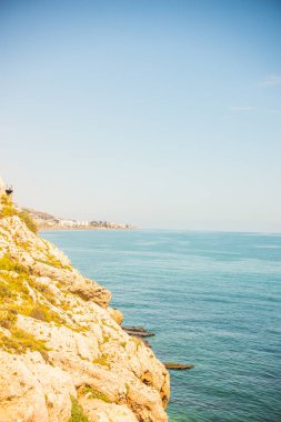 Deniz, yaz deniz arka plan, çoğu sıçramasına dalgalar ve taş, güneşli gün yukarıda yüksek uçurum