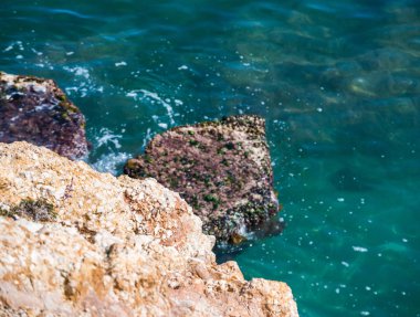 Mavi yaz dalgası ve kayaları ile şaşırtıcı deniz, rahatlatıcı kaya ve su manzarası, doğa