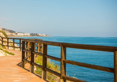 deniz kıyısında ahşap mesire bir uçurum rock Rincon de la yer Victoria, Costa del Sol, Andalucja, İspanya