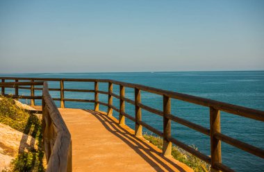 deniz kıyısında ahşap mesire bir uçurum rock Rincon de la yer Victoria, Costa del Sol, Andalucja, İspanya