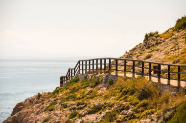 deniz kıyısında ahşap mesire bir uçurum rock Rincon de la yer Victoria, Costa del Sol, Andalucja, İspanya