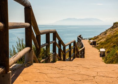deniz kıyısında ahşap mesire bir uçurum rock Rincon de la yer Victoria, Costa del Sol, Andalucja, İspanya