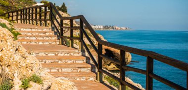 deniz kıyısında ahşap mesire bir uçurum rock Rincon de la yer Victoria, Costa del Sol, Andalucja, İspanya